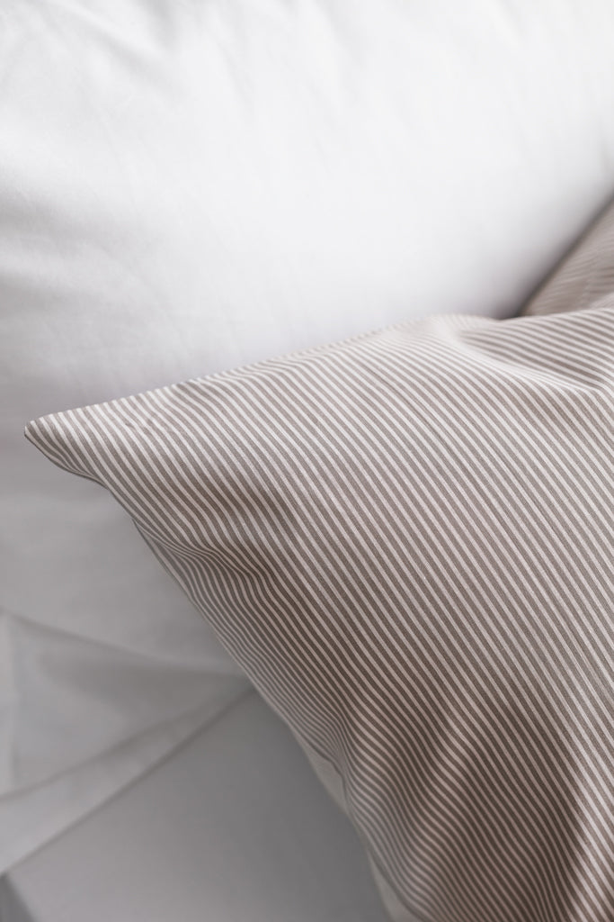 Load image into Gallery viewer, VINGA Montgomery premium cotton bed linen, 4 pcs set - Custom Wood Designs
