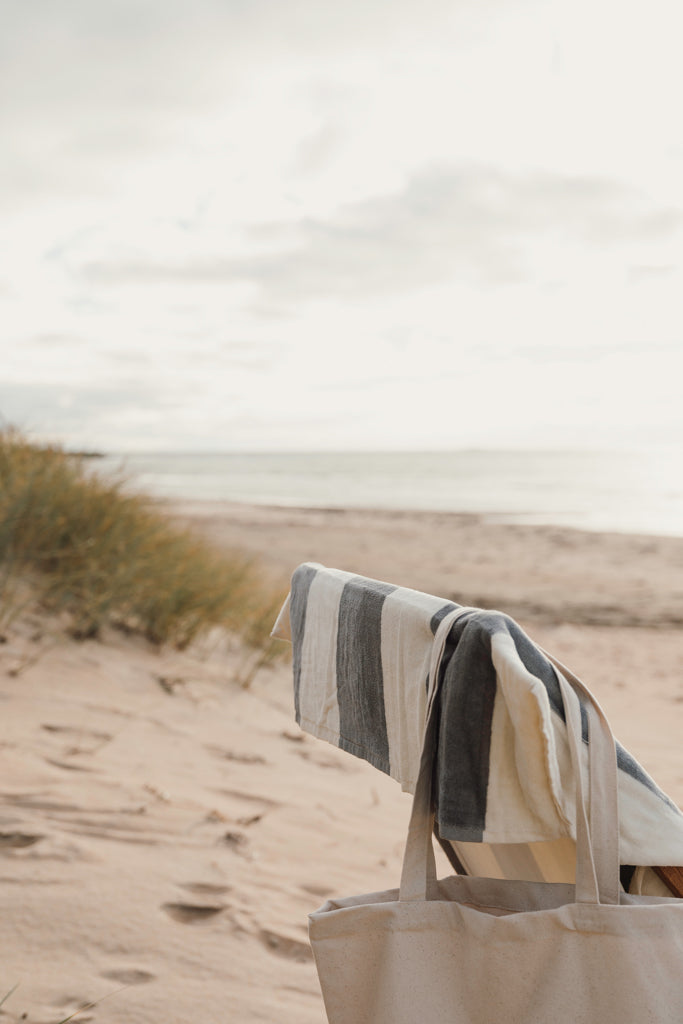 Load image into Gallery viewer, Valmer lounge chair towel - Custom Wood Designs
