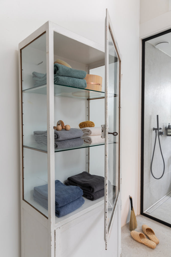 Load image into Gallery viewer, Sakura AWARE™ 500 gsm bath towel 70x140cm - Custom Wood Designs
