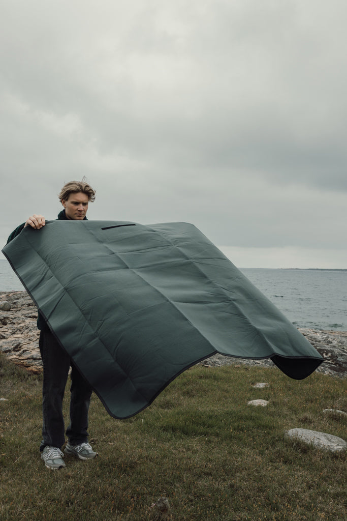 Load image into Gallery viewer, VINGA Baltimore RCS picnic blanket - Custom Wood Designs VINGA Baltimore RCS picnic blanket made from [material] –  [use_case] | Custom Wood Designs
