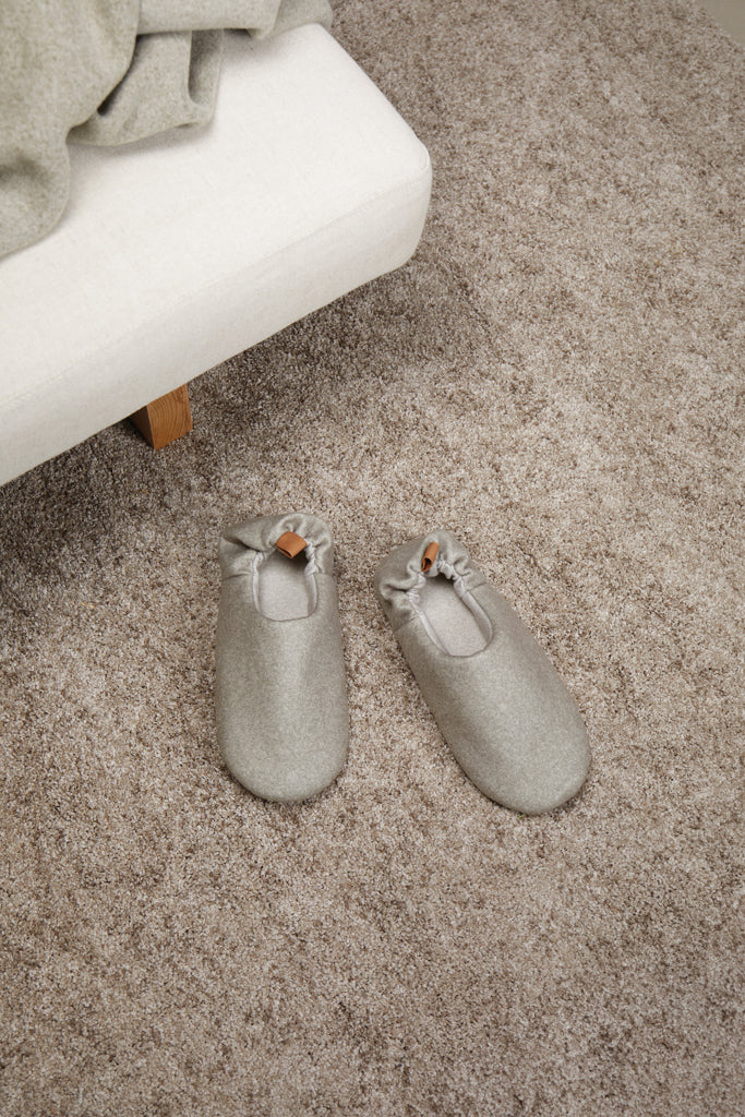Load image into Gallery viewer, RCS RPET slippers S/M - Custom Wood Designs
