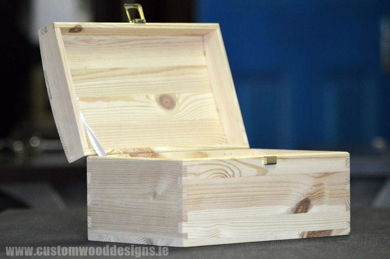 Load image into Gallery viewer, Pine Wood Chest CB2 26 X 16 X 13,5 cm Chest Box pin pine-wood-chest-cb2-26-x-16-x-135-cmcustom-wood-designschest-box-986111_8e455cbc-54f4-444d-a58e-f42c05ecf0b1
